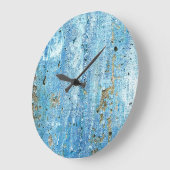 Texturierte Betonwand, Rostflecken. Große Wanduhr (Winkel)