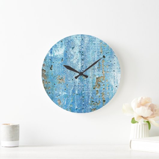 Texturierte Betonwand, Rostflecken. Große Wanduhr (Zuhause)