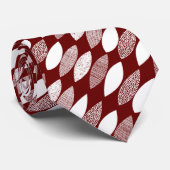Texturierte Blätter 03 Diagonal - Weiß auf Ruby Re Krawatte (Gerollt)