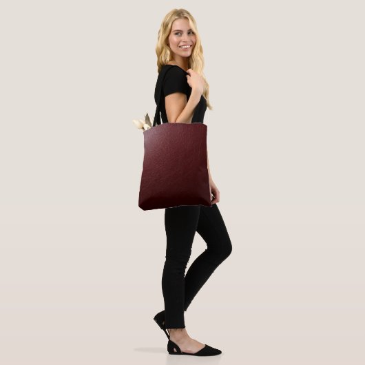 Texturierte dunkelrote Leder Tasche (Am Model)