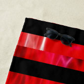 Texturierte rote und schwarze Streifen Strandtuch (Beispiel)