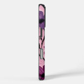 Texturierte violette Blumen auf Rosa Case-Mate iPhone Hülle (Rückseite / Rechts)