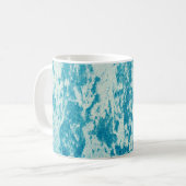 Texturierter blauer Hintergrund aus dichtem Stoff. Kaffeetasse (Vorderseite Links)