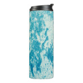 Texturierter blauer Hintergrund aus dichtem Stoff. Thermosbecher (Nach links gedreht)