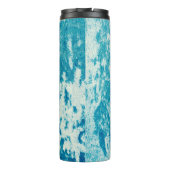 Texturierter blauer Hintergrund aus dichtem Stoff. Thermosbecher (Rückseite)