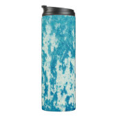 Texturierter blauer Hintergrund aus dichtem Stoff. Thermosbecher (Nach rechts gedreht)