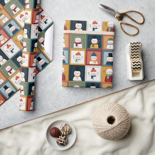 Texturiertes Raster aus festlichen Schneemännern Geschenkpapier (Kunsthandwerk)