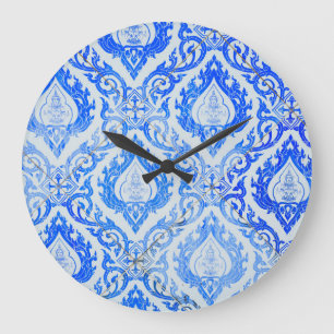 Thai-Muster: keramisch geflieste Kirche. Große Wanduhr