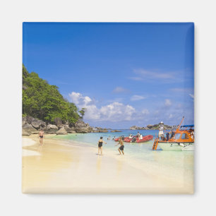 Thailand, Andaman-Meer. Passagiere an Land bei Magnet