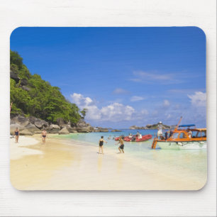 Thailand, Andaman-Meer. Passagiere an Land bei Mousepad