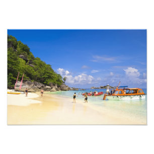 Thailand, Andaman Sea. Passagiere an Land Fotodruck
