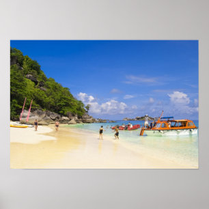 Thailand, Andaman Sea. Passagiere an Land Poster