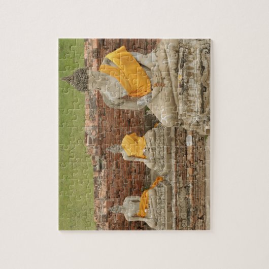 Thailand, Ayutthaya. Statuen des Sitzhaushalts Puzzle (Vertikal)