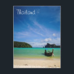 Thailand Beach Foto mit Fischerboot Postkarte<br><div class="desc">Ein exotisches Reiseziel. Thailand in Südostasien. Dieses Foto verfügt über einen hübschen landschaftlichen tropischen Strand aus Thailand. Kristallklares türkisfarbenes Wasser, weicher Sandstrand, hellblauer Himmel und üppig grüne Bäume im Hintergrund. Am Strand befindet sich ein Fischerboot für Single, das für den Tag zum Angeln bereit ist. Landschaftlich, ruhig und dennoch erinnert...</div>