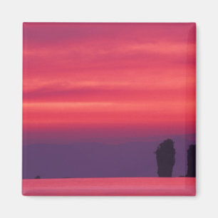 Thailand, Phang Nga Bay. Rosa Himmel, die sich in Magnet