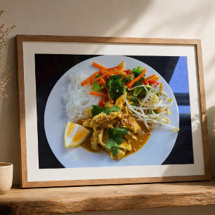 Thailändischer Hühnchen-Satay mit Gemüse und Reis Poster