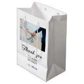 Thank you modern simple wedding couple name messag mittlere geschenktüte (Vorderseite Schrägansicht)