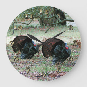 Thanksgiving Day Wild Turkeys in an Open Field Große Wanduhr