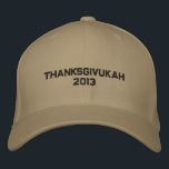 THANKSGIVUKAH 2013 JÜDISCHER URLAUB BESTICKTE BASEBALLKAPPE<br><div class="desc">DIESES DANKSGIVUKAH 2013 HAT AUF ERNTEDANK UND HANUKKAH- CHANUKAH IN DIESEM JAHR. WAS FÜR EIN GROSSER JÜDISCHER URLAUB HANUKKAH GIFT DAS IST!</div>