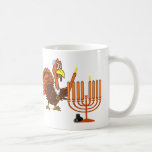 Thanksgivukkah die Türkei, die Menorah Kaffeetasse<br><div class="desc">Es ist die sehr lustige "glückliches Thanksgivukkah" Kaffee-Tasse. Das ist Recht… dieses Jahr, für das einzige mal herein unsere Leben, Chanukka-Fälle auf Erntedank! Diese klassische Tasse gedenkt dieses seltene Vorkommen mit einem lustigen Cartoontruthahn, der ein yamaka trägt und das Menorah beleuchtet. Eine kundengerechte festliche orange, braune und gelbe Fall-Tasse. Wählen...</div>
