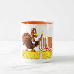 Thanksgivukkah die Türkei verschlingen Tov Tasse<br><div class="desc">Feiern Sie Thanksgivukkah 2013 mit diesem Klassiker verschlingen Tov Kaffee-Tasse! Aufmachung einen Entwurf eines lustigen Cartoontruthahns, der ein yamaka, ein Davidsstern Halskette trägt und die menorah Kerze auf Erntedank beleuchtet. Ein Chanukka-Erntedank tritt nicht für andere 77.000 Jahre auf! Ergreifen Sie so diese große Andenken-Tasse für diese Sobald-in-ein-Lebenszeitfeier. *Makes ein perfektes...</div>