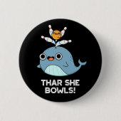 Thar She Bowls Funny Whale Bowling Pun Dark BG Button (Vorderseite)
