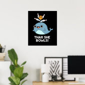 Thar She Bowls Funny Whale Bowling Pun Dark BG Poster (Heimbüro)