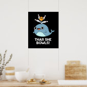 Thar She Bowls Funny Whale Bowling Pun Dark BG Poster (Küche)