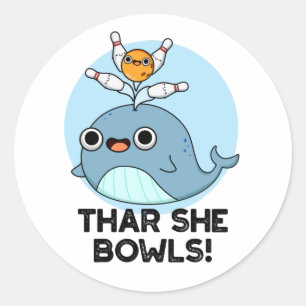 Thar She Bowls Funny Whale Bowling Pun Runder Aufkleber