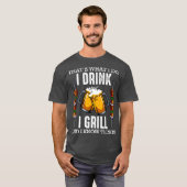 Thats What I Do I Drink I Grill And Know Things T-Shirt (Vorne ganz)