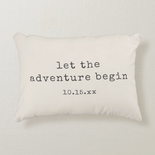 The Adventure Begin Minimalist Quote Wedding Date Dekokissen (Vorderseite)