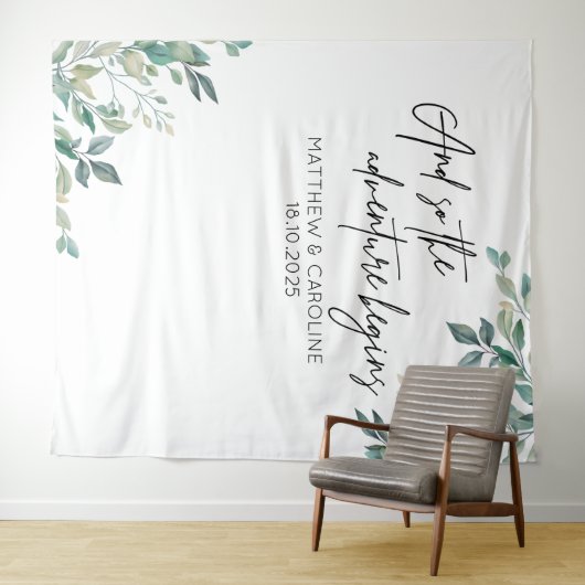 The adventure begins backdrop greenery wedding wandteppich (Beispiel (Horizontal))
