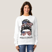 The America Flag Messy Bun Wrestling Mama Life Sweatshirt (Vorne ganz)