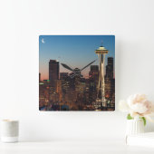 The American flag flies between the rising moon Quadratische Wanduhr (Zuhause)