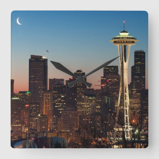 The American flag flies between the rising moon Quadratische Wanduhr