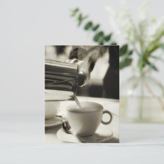 The art of fresh coffee making / adding steamed postkarte (Stehend Vorderseite)