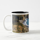 The Big Sur Küstenlinie in Kalifornien, USA Zweifarbige Tasse (Links)