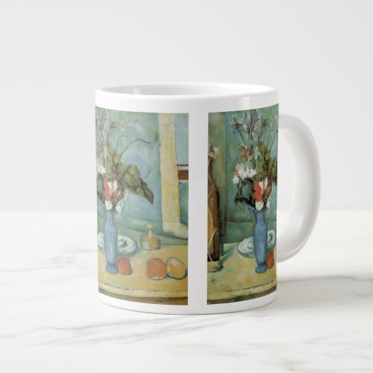 The Blue Vase (Blume und Obst) von Paul Cezanne Jumbo-Tasse (Vorderseite Rechts)