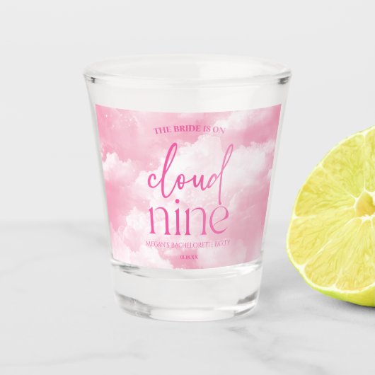 The Bride Is On Cloud Nine Pink Bachelorette Party Schnapsglas (Vorderseite)