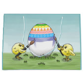 The chickens paint a beautiful Easter egg Große Geschenktüte (Vorderseite)