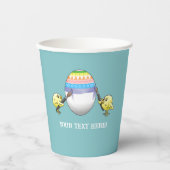 The chickens paint a beautiful Easter egg Pappbecher (Vorderseite)