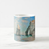 The Cliffs at Etretat 1885 von Claude Monet Kaffeetasse (Mittel)
