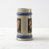 "The Dust Cloud Showdown: A Pitcher's Fury" Bierglas (Mittel)