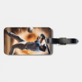 "The Dust Cloud Showdown: A Pitcher's Fury" Gepäckanhänger (Rückseite horizontal)