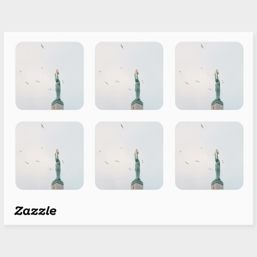 The Freedom Monument in Riga, Latvia Quadratischer Aufkleber (Blatt)