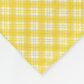 The front of the fleece blanket features a yellow  (Ecke)