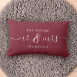 The Future Mr. und Mrs. Elegant Script Burgundy Re Lendenkissen<br><div class="desc">Feiern Sie Ihre Liebe mit diesem schicken und romantischen Kissen mit Ihrem zukünftigen Familiennamen Mr. & Mrs.. in der Vintagen Schriftzeichen-Schrift. Wählen Sie Ihre eigene Hintergrundfarbe unter Weitere Anpassung. Das wäre das ideale Geschenk für ein Brautparty, eine Verlobung oder einen Valentinstag. Die bordeauxroten und elfenbeinfarbenen Farbtöne werden mit jeder Wohngestaltung...</div>