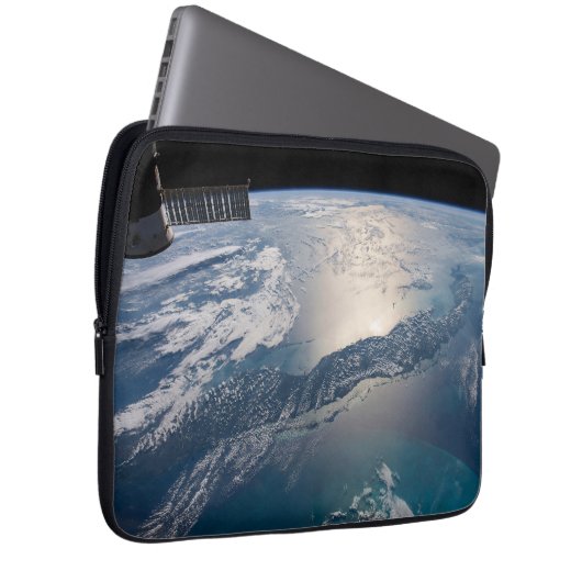 The International Spce Station Above The Atlantic Laptopschutzhülle (Vorne Rechts)
