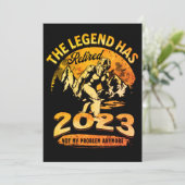 The Legend hat 2023 Fun Bigfoot Retirement gelaunt Einladung (Stehend Vorderseite)