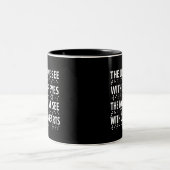 The Less We See With Our Eyes - Blindness Braille Zweifarbige Tasse (Mittel)